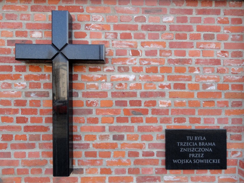 2018_Warszawa_Cmentarz_Powązkowski_III_brama_-_upamiętnienie