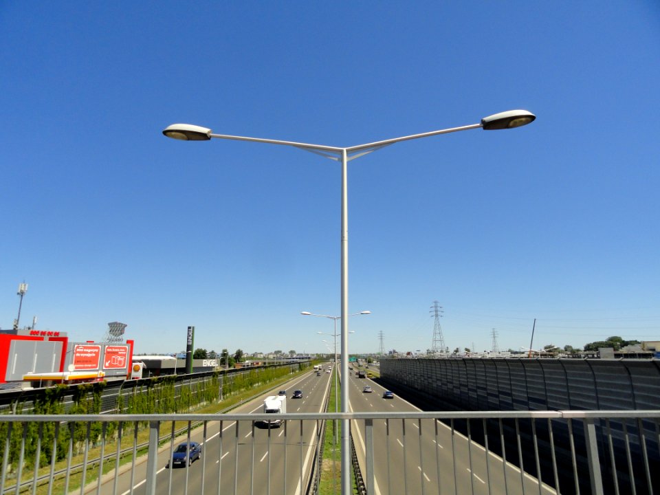 2018_Warszawa_aleja_Toruńska,_latarnia