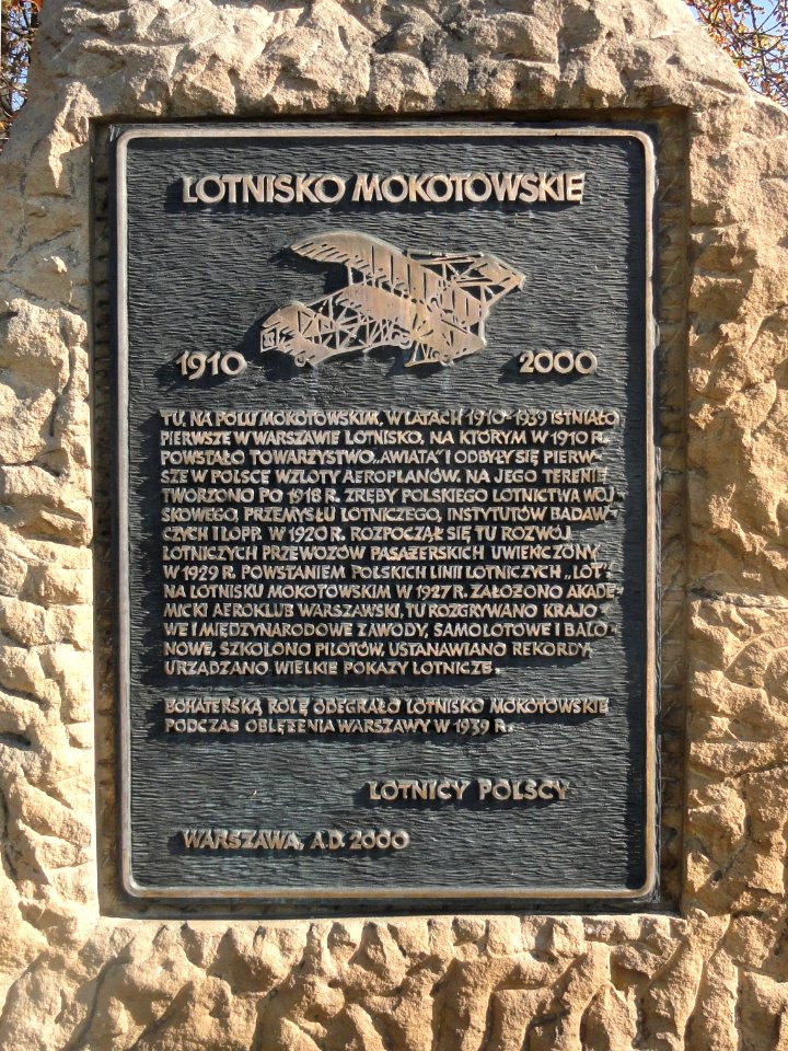 2018_Warszawa_Pole_Mokotowskie,_obelisk_lotnisko_mokotowskie,_3