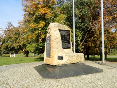2018_Warszawa_Pole_Mokotowskie,_obelisk_lotnisko_mokotowskie,_1