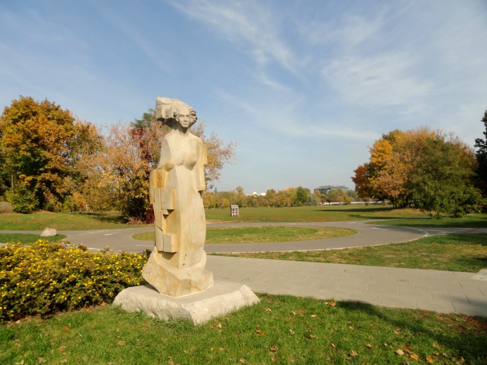 2018_Warszawa_Pole_Mokotowskie,_rzeźba_„Pani_S",_1