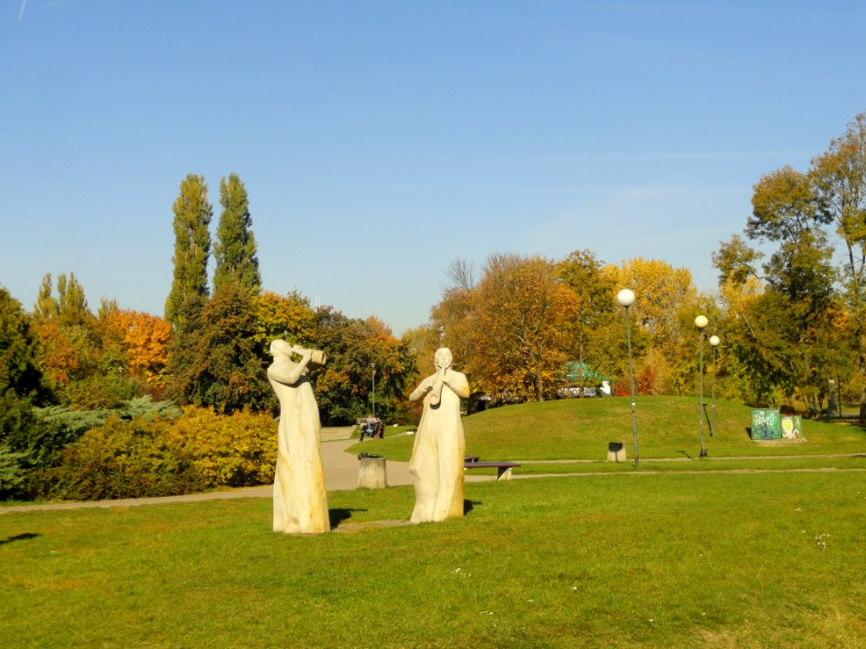 2018_Warszawa_Pole_Mokotowskie,_rzeźba_„Trębacze",_1