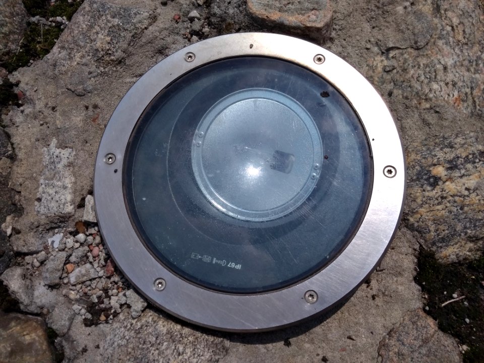 2018_Warszawa_Pomnik_Poległym_i_Pomordowanym_na_Wschodzie,_lampa,_2