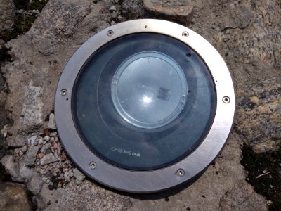 2018_Warszawa_Pomnik_Poległym_i_Pomordowanym_na_Wschodzie,_lampa,_2