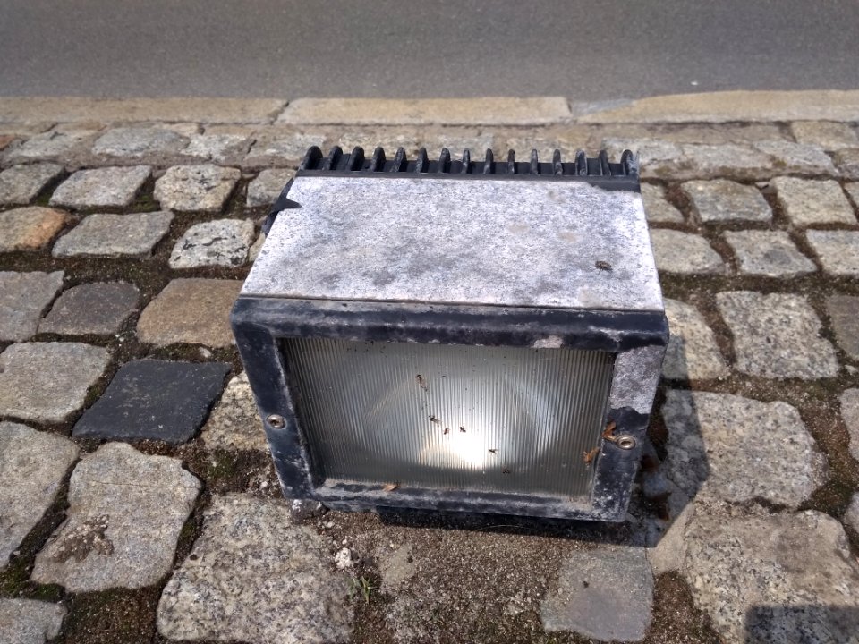 2018_Warszawa_Pomnik_Poległym_i_Pomordowanym_na_Wschodzie,_lampa,_1