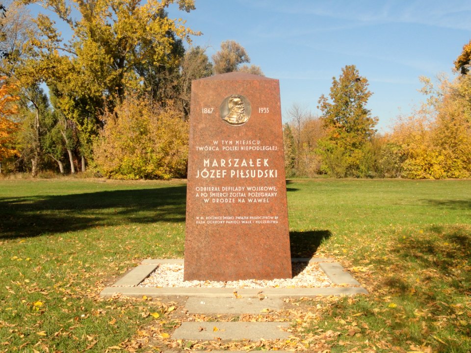 2018_Warszawa_Pole_Mokotowskie,_obelisk_Piłsudskiego