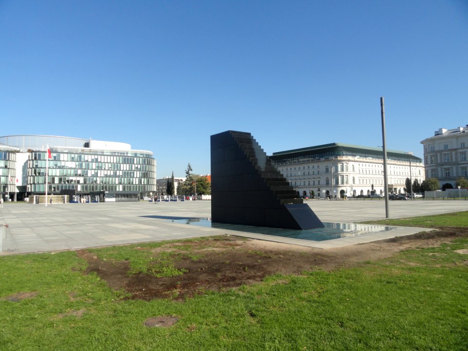 2018_Warszawa_pomnik_Smoleński,_2