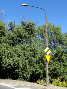 2018_Warszawa_stara_lampa_przy_ZOO,_1