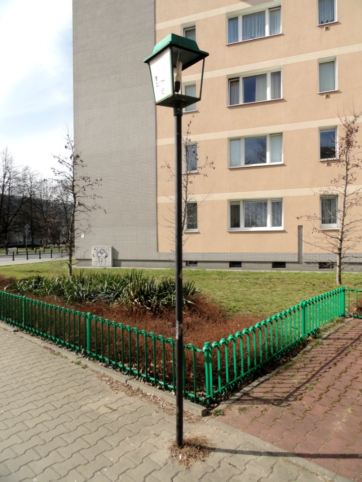 2018_Warszawa_Anielewicza-Zamenhofa_szczątki_latarni