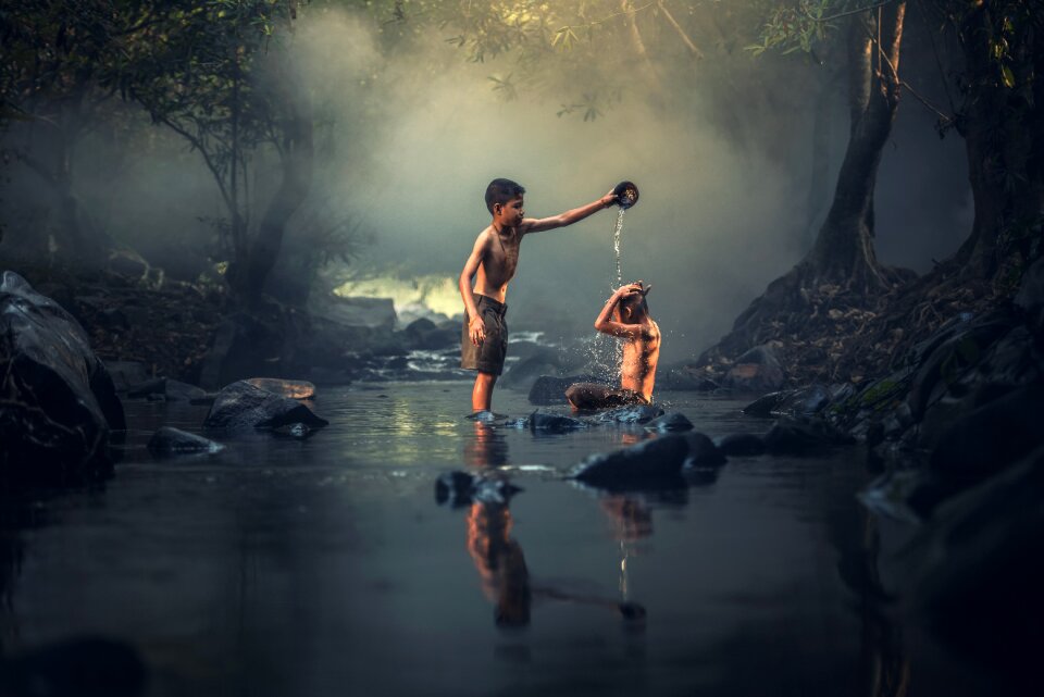 Washing cambodia kids