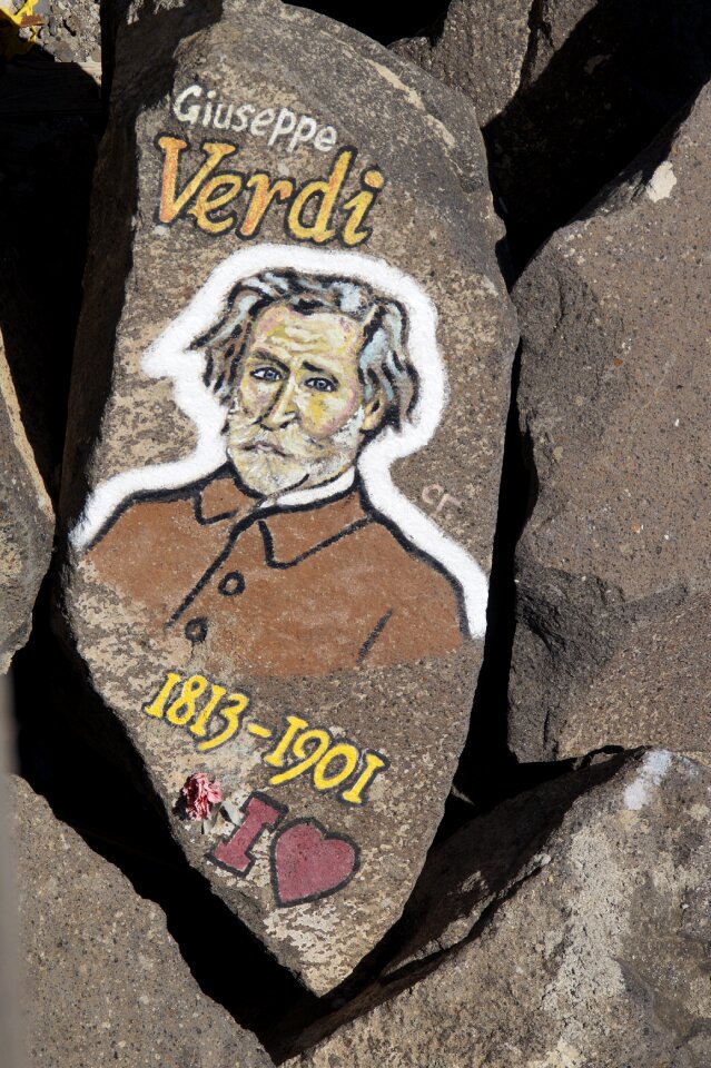 Painting stones shore stones