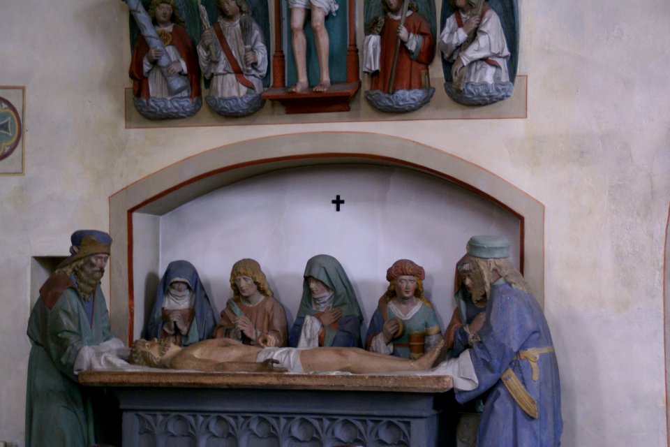 2014.06.21.113738_Christ_sepulture_sculpture_group_Stiftskirche_Münstermaifeld