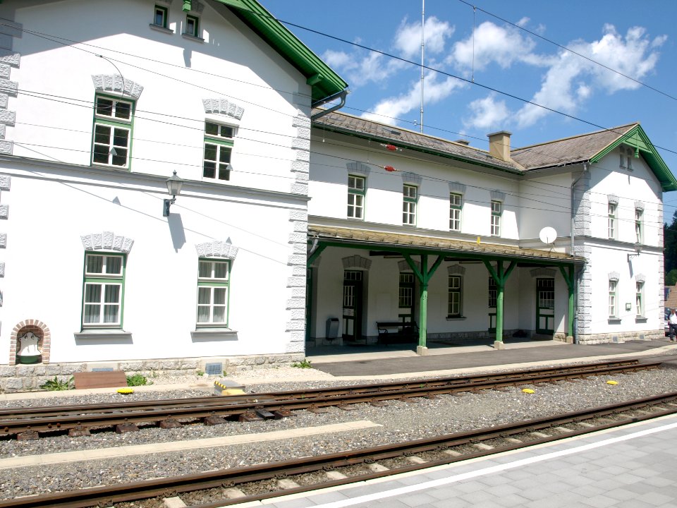 2014.06.04_-_Frankenfels_-_Aufnahmsgebäude_und_Lokschuppen_Laubenbachmühle_-_02