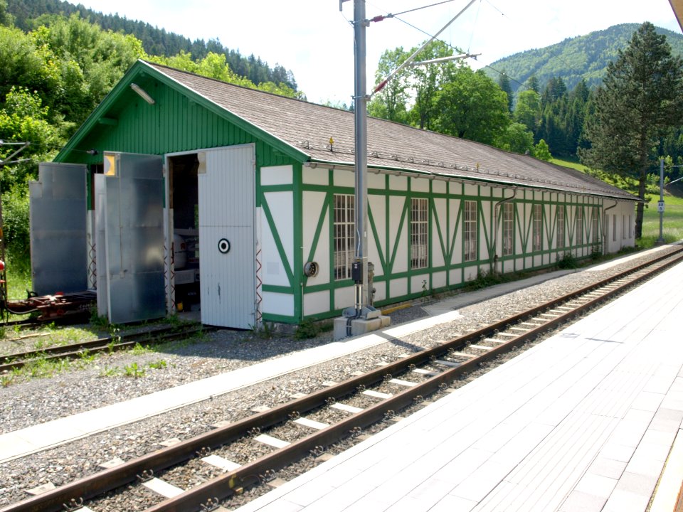 2014.06.04_-_Frankenfels_-_Aufnahmsgebäude_und_Lokschuppen_Laubenbachmühle_-_04