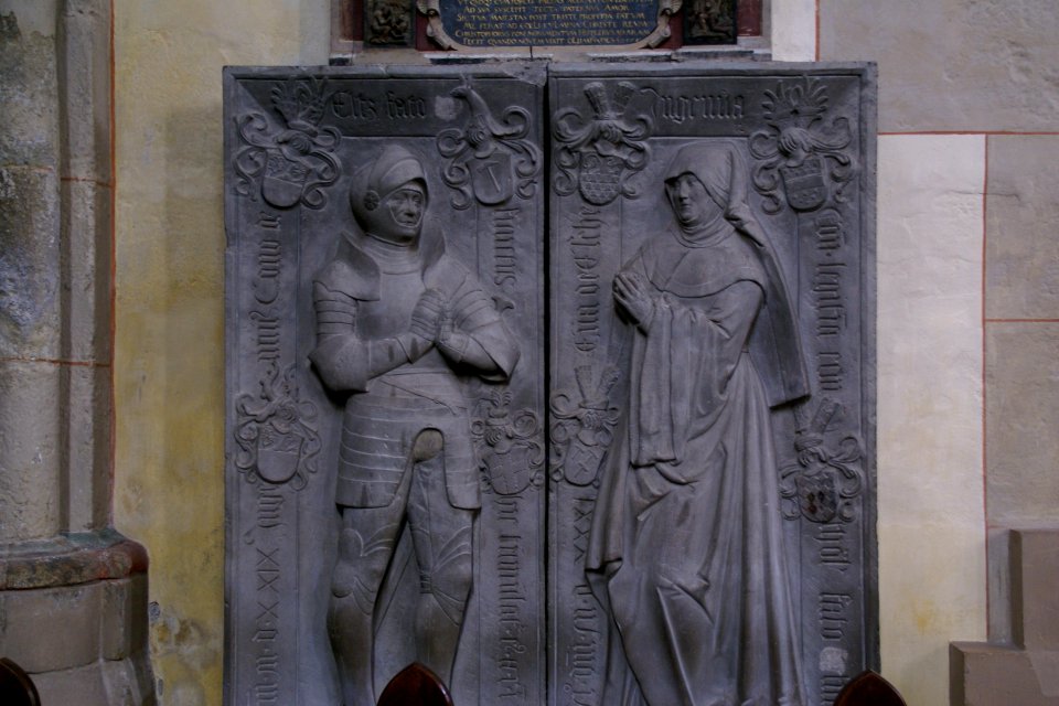 2014.06.21.113002_Wall_tomb_interior_Stiftskirche_Münstermaifeld
