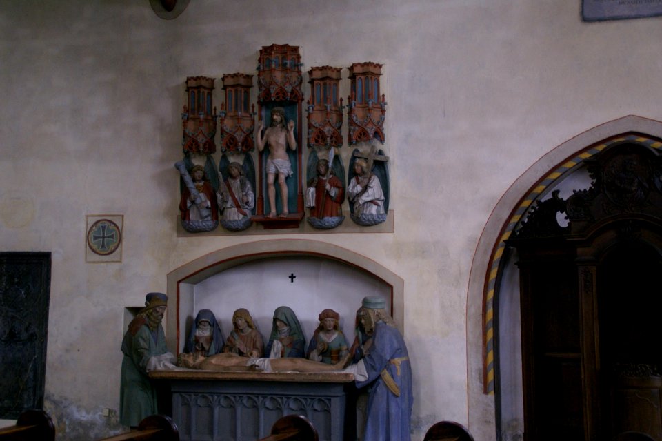 2014.06.21.113722_Christ_sepulture_sculpture_group_Stiftskirche_Münstermaifeld