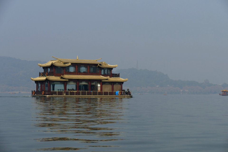 2014.11.21.103852_Tour_boat_Xihu_Hangzhou