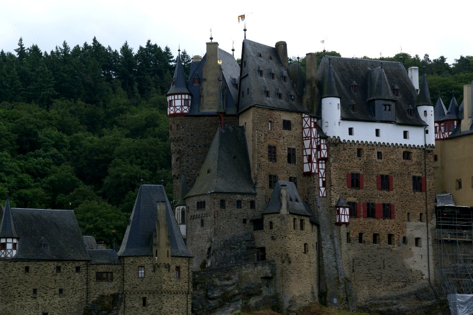 2014.06.21.124706_View_Burg_Eltz