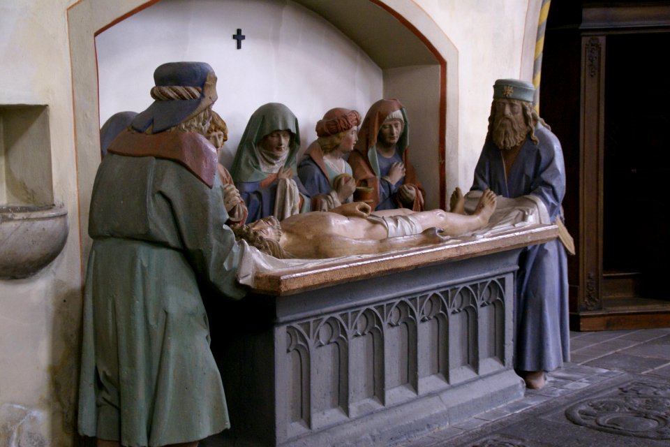 2014.06.21.114112_Christ_sepulture_sculpture_group_Stiftskirche_Münstermaifeld