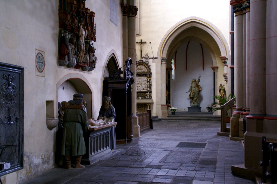 2014.06.21.114027_Christ_sepulture_sculpture_group_Stiftskirche_Münstermaifeld