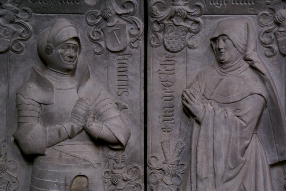2014.06.21.113021_Wall_tomb_interior_Stiftskirche_Münstermaifeld