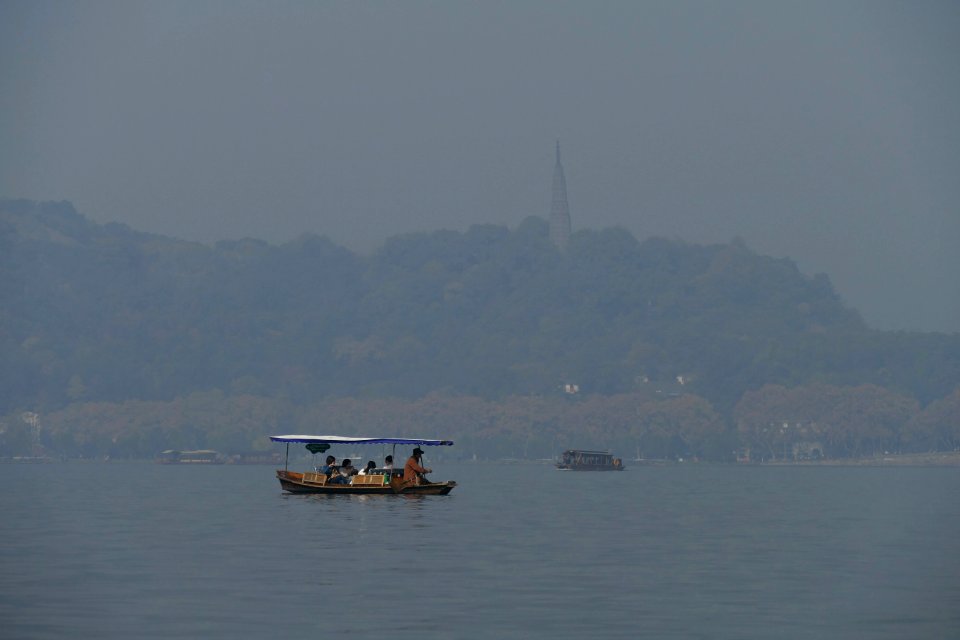 2014.11.21.102458_Tour_boats_Baochu_Pagoda_Xihu_Hangzhou