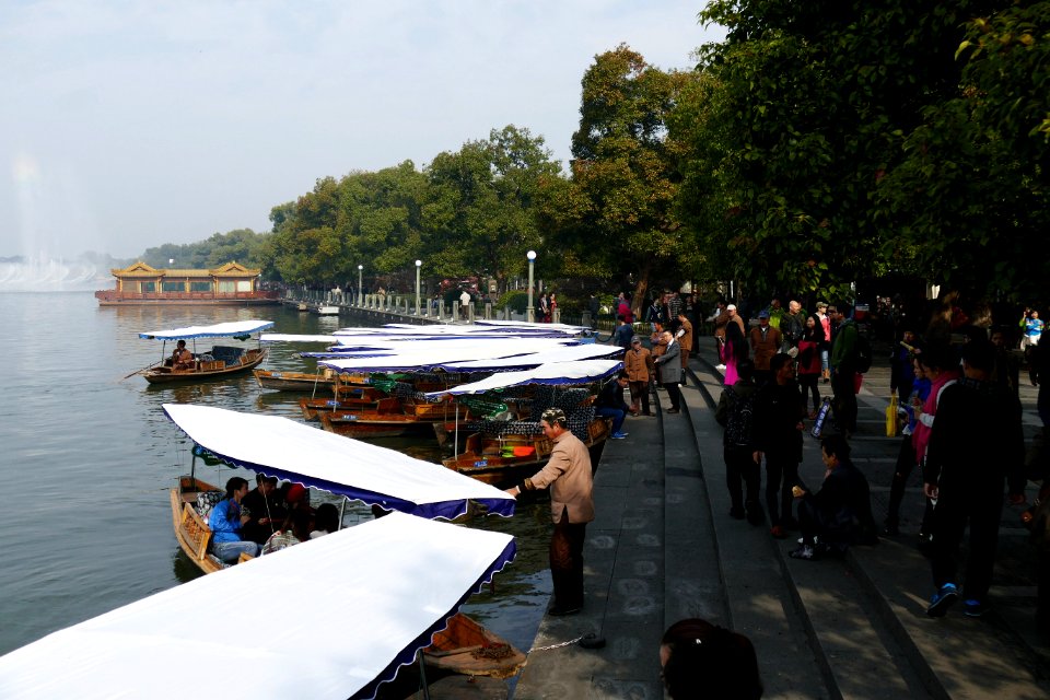 2014.11.21.101507_Boat_Landing_Xihu_Hangzhou