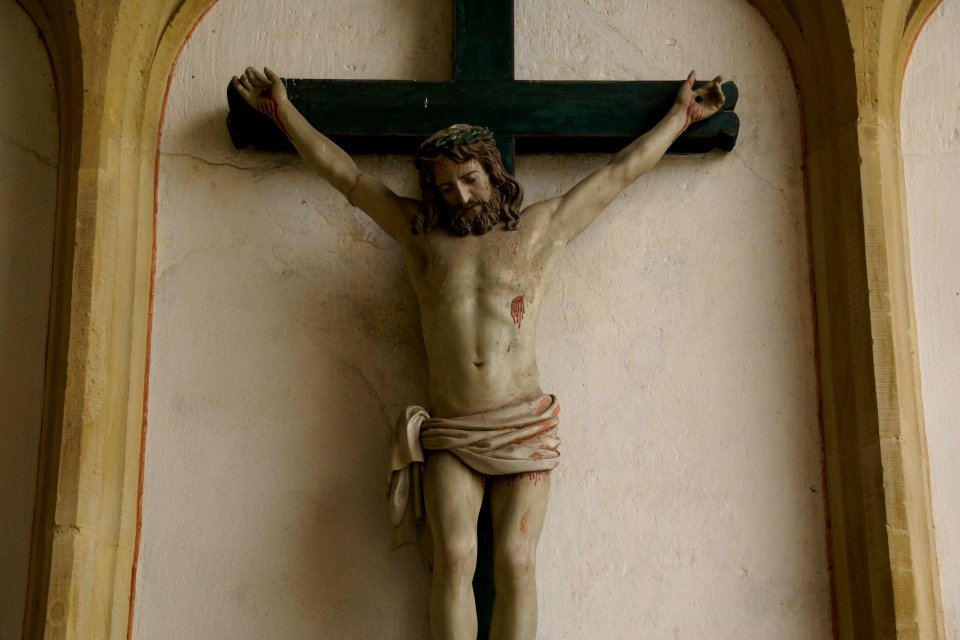 2014.06.21.112549_Crucifix_entrance_Stiftskirche_Münstermaifeld