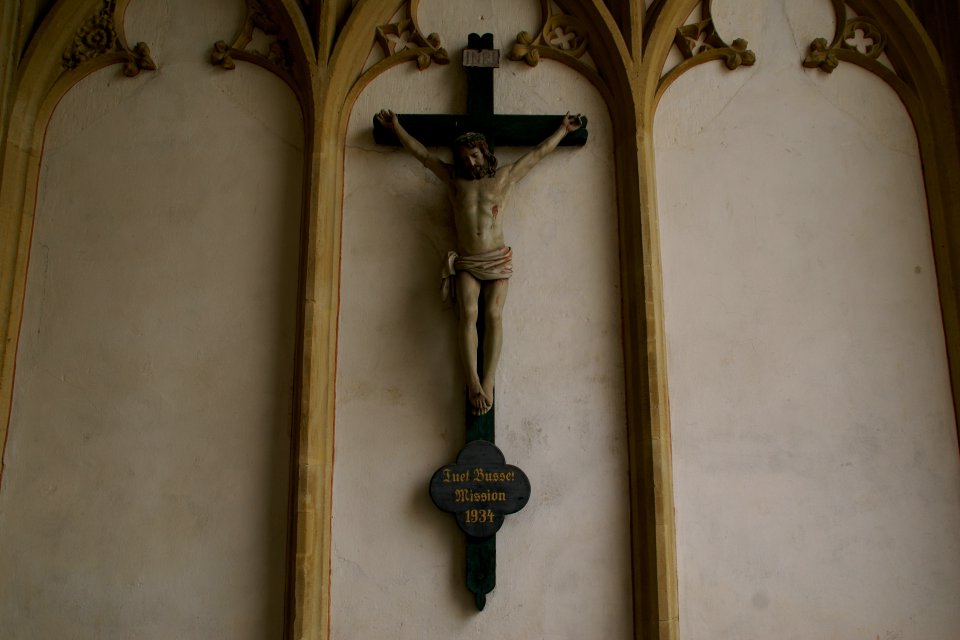 2014.06.21.112542_Crucifix_entrance_Stiftskirche_Münstermaifeld