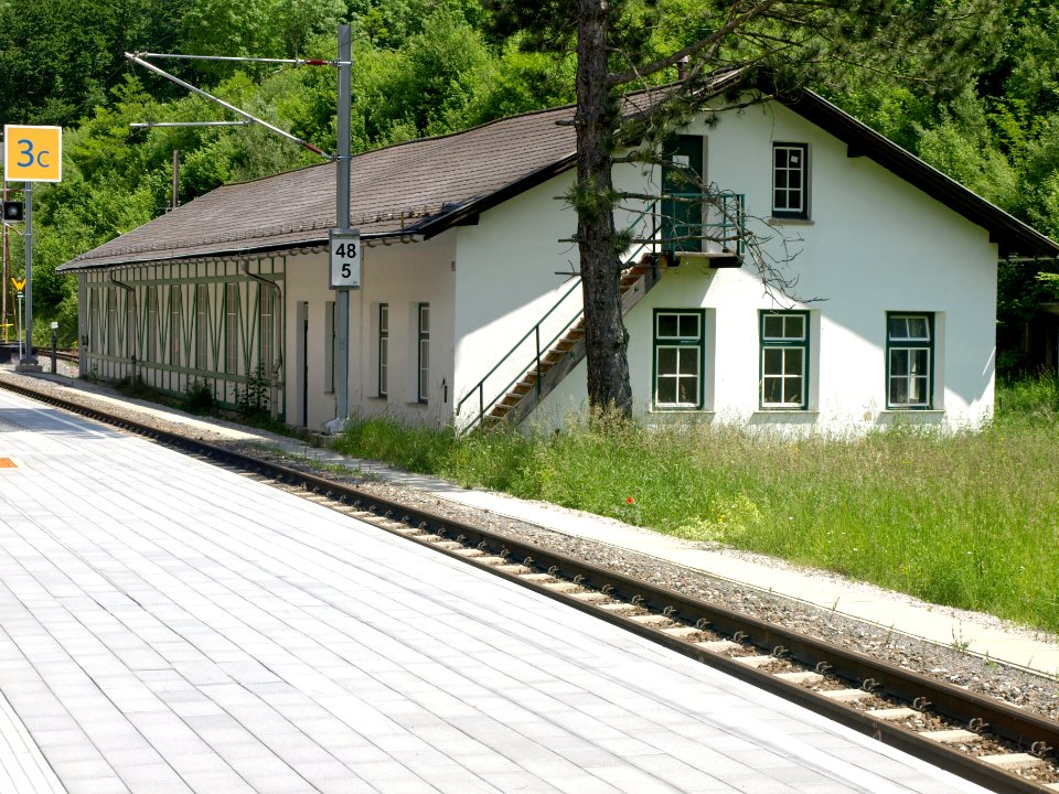 2014.06.04_-_Frankenfels_-_Aufnahmsgebäude_und_Lokschuppen_Laubenbachmühle_-_03