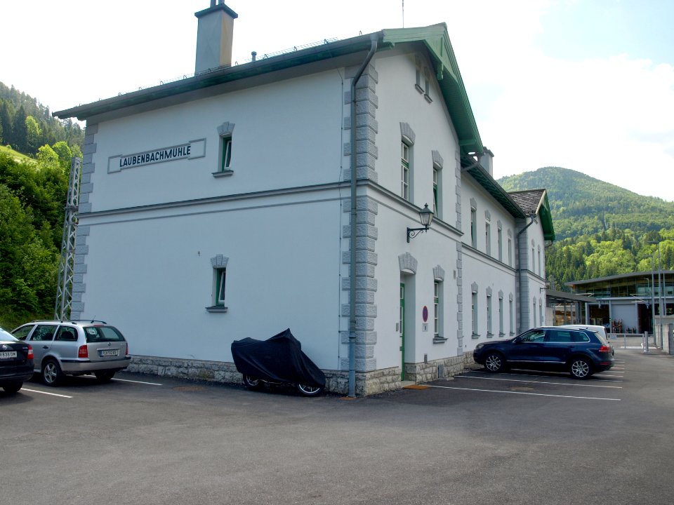 2014.06.04_-_Frankenfels_-_Aufnahmsgebäude_und_Lokschuppen_Laubenbachmühle_-_01