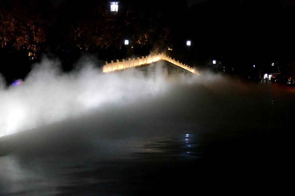 2014.11.21.193930_Bridge_causeway_night_Xihu_Hangzhou