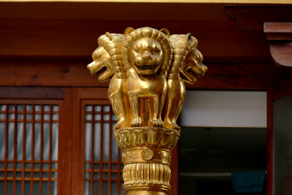 2014.11.17.122835_Lion_statue_Jing'an_Temple_Shanghai