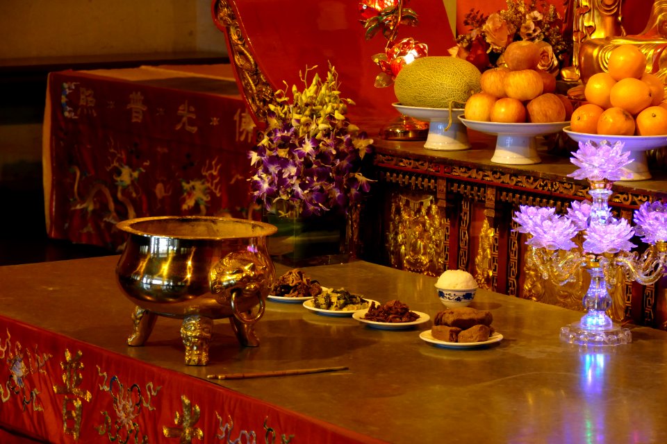 2014.11.17.125557_Food_offerings_Sakyamuni_Buddha_Jing'an_Temple_Shanghai