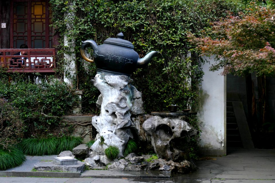2014.11.21.151405_Tea_kettle_fountain_Hupaomengquan_Hangzhou