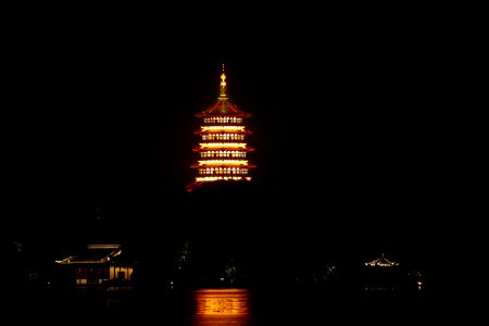 2014.11.21.184406_Leifeng_Pagoda_night_Xihu_Hangzhou