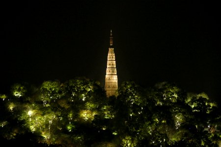 2014.11.21.192645_Baochu_Pagoda_night_Xihu_Hangzhou