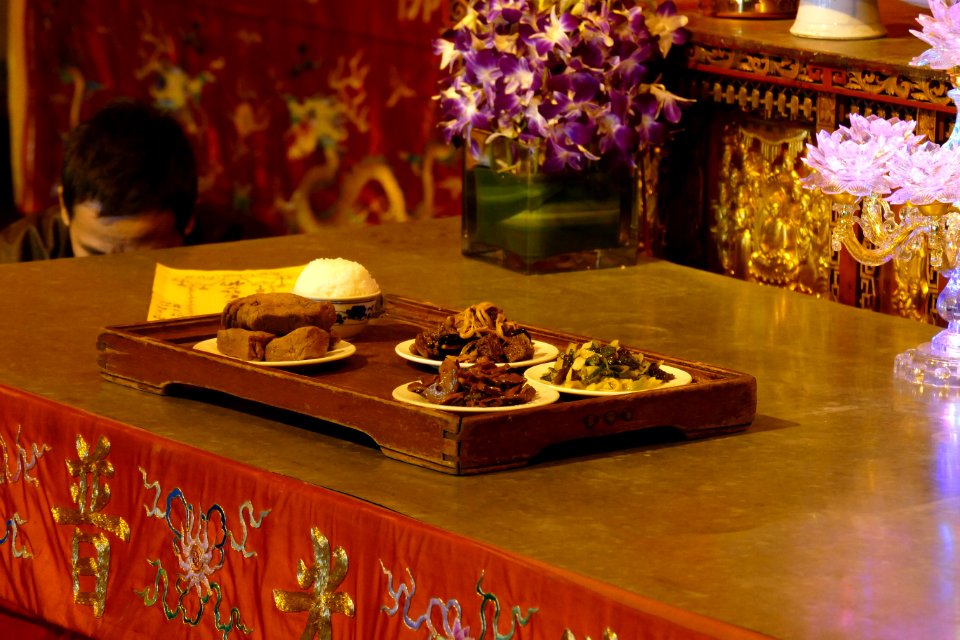 2014.11.17.125448_Food_offerings_Sakyamuni_Buddha_Jing'an_Temple_Shanghai