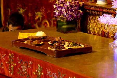 2014.11.17.125448_Food_offerings_Sakyamuni_Buddha_Jing'an_Temple_Shanghai