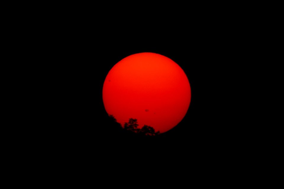 2014.11.21.164448_Tree_silhouettes_sunspots_sunset_Xihu_Hangzhou