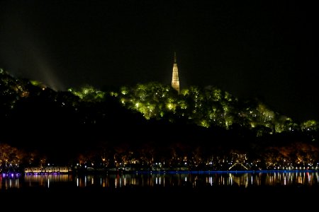 2014.11.21.191240_Baochu_Pagoda_night_Xihu_Hangzhou