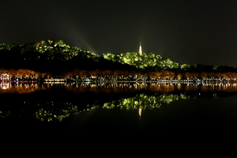 2014.11.21.192427_Baochu_Pagoda_night_reflection_Xihu_Hangzhou