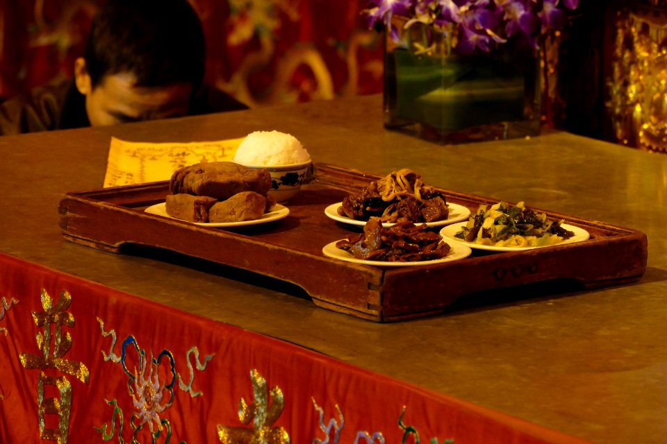 2014.11.17.125458_Food_offerings_Sakyamuni_Buddha_Jing'an_Temple_Shanghai