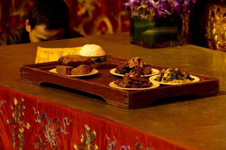 2014.11.17.125458_Food_offerings_Sakyamuni_Buddha_Jing'an_Temple_Shanghai