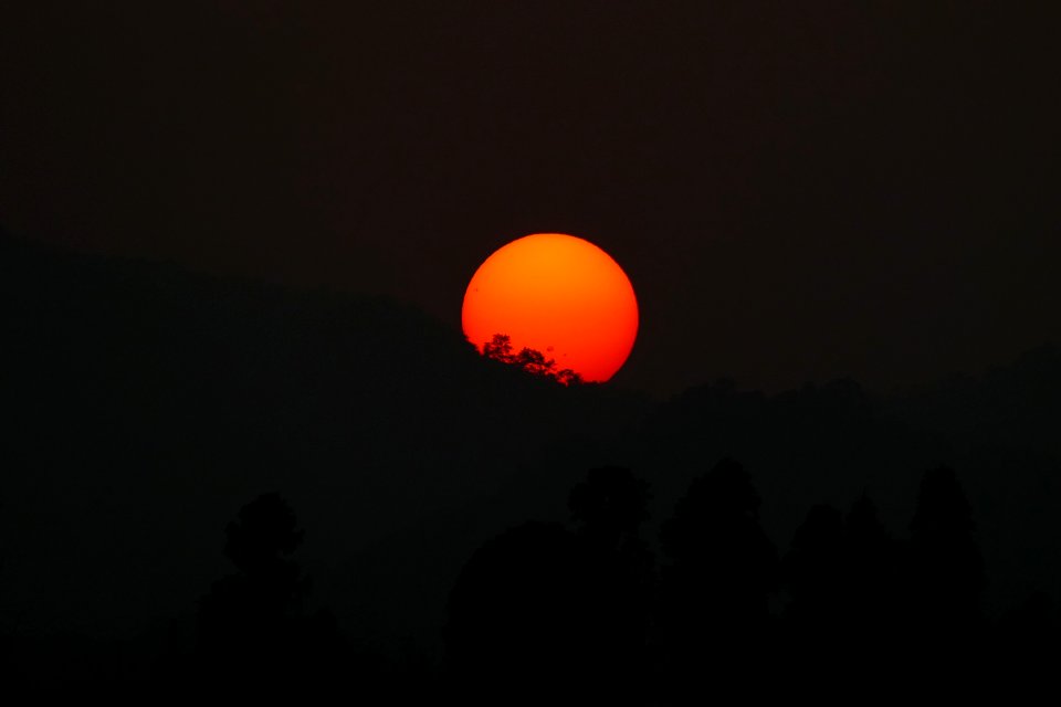 2014.11.21.164518_Tree_silhouettes_sunspots_sunset_Xihu_Hangzhou