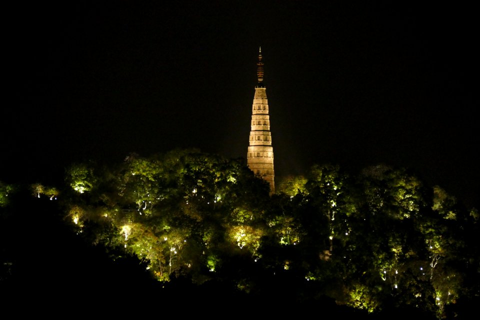 2014.11.21.191300_Baochu_Pagoda_night_Xihu_Hangzhou