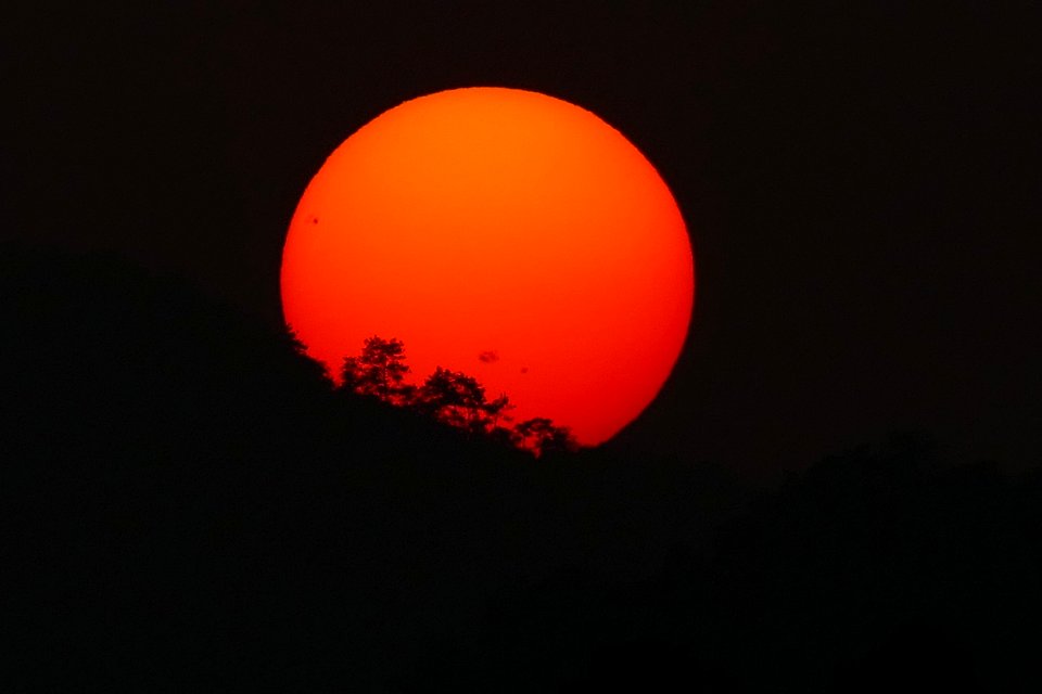 2014.11.21.164512_Tree_silhouettes_sunspots_sunset_Xihu_Hangzhou