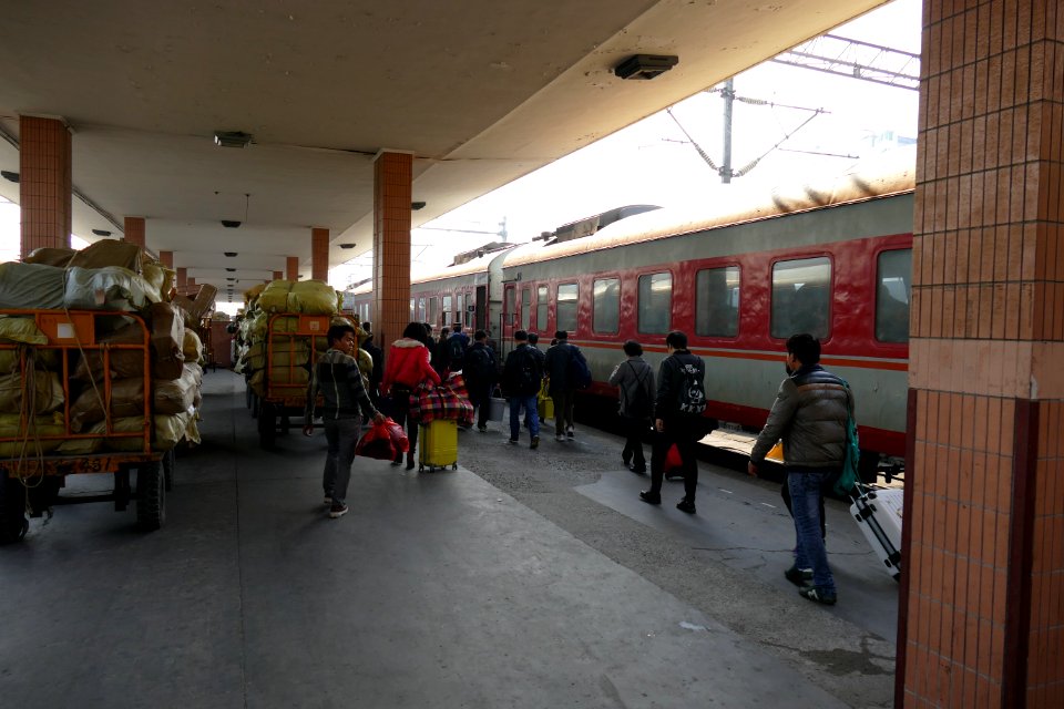 2014.11.22.132711_Platform_train_station_Hangzhou