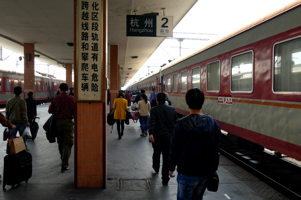 2014.11.22.132618_Platform_train_station_Hangzhou