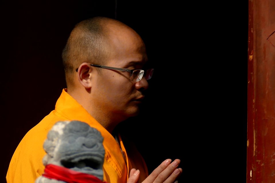 2014.11.17.102250_Monk_Jade_Buddha_Temple_Shanghai